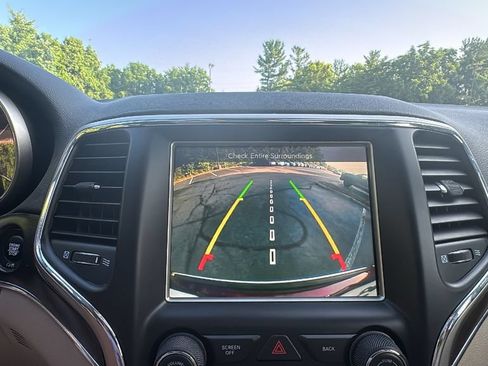 Used 2017 Jeep Grand Cherokee Limited AWD/4WD image 19