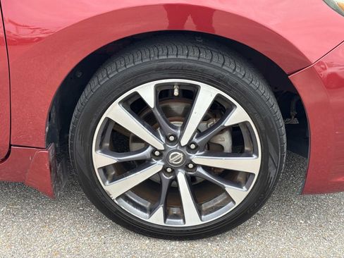 Used 2016 Nissan Altima 2.5 SR w/ Interior Lighting Package FWD image 4