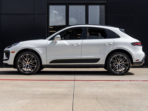 Certified 2024 Porsche Macan AWD/4WD image 2