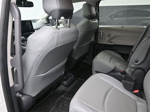 Used 2021 Toyota Sienna Limited image 10