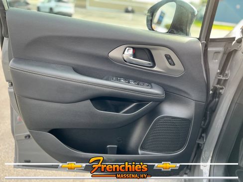 Used 2025 Chrysler Pacifica Select FWD image 16