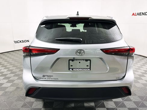 Used 2023 Toyota Highlander LE image 4