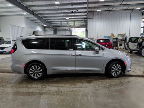 Used 2020 Chrysler Pacifica Touring-L Plus FWD image 2