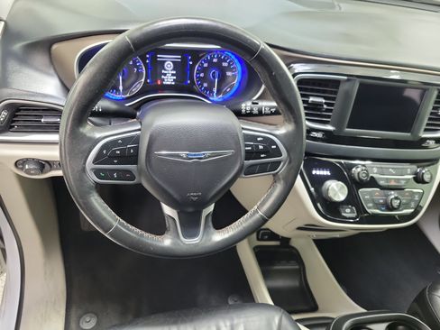 Used 2019 Chrysler Pacifica Touring-L FWD image 15