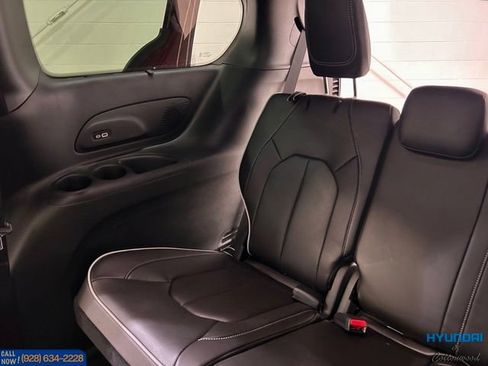 Used 2023 Chrysler Pacifica Limited w/ Uconnect Theater Family Group FWD image 15