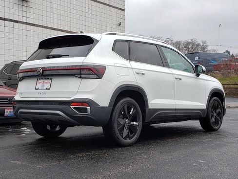 New 2026 Volkswagen Taos SE FWD image 3