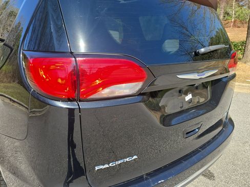 Used 2020 Chrysler Pacifica Limited image 34