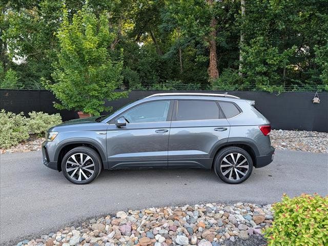 Certified 2023 Volkswagen Taos SE w/ Panoramic Sunroof Package FWD image 2