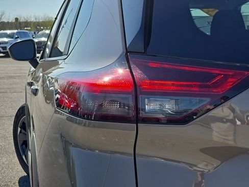 Used 2025 Nissan Rogue SV image 11