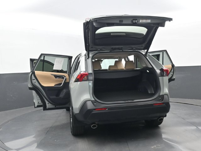 Used 2022 Toyota RAV4 XLE Premium FWD image 37