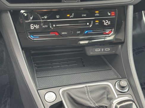Used 2025 Volkswagen Jetta SE image 27