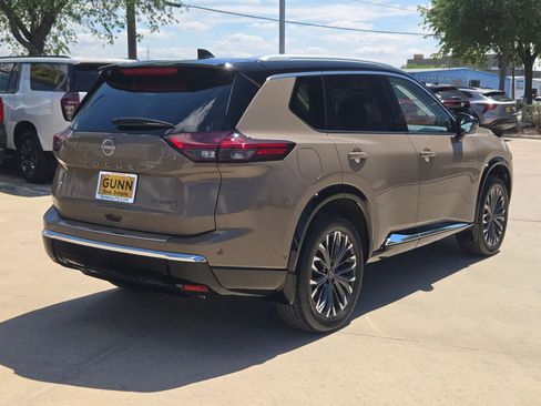 Certified 2024 Nissan Rogue Platinum FWD image 3