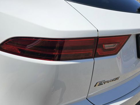 Used 2018 Jaguar E-PACE SE image 10