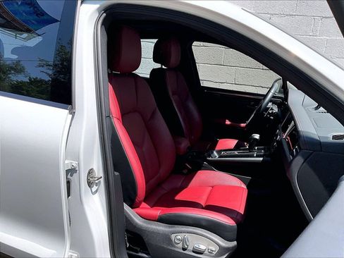 Certified 2024 Porsche Macan AWD/4WD image 12