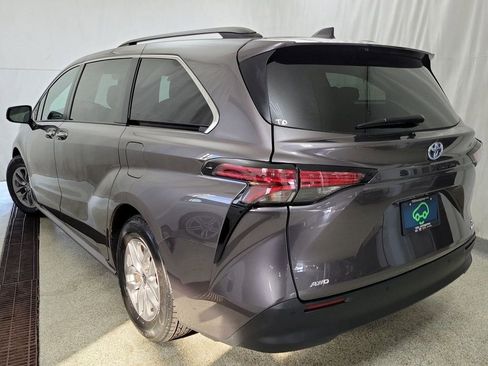 Used 2022 Toyota Sienna XLE w/ XLE Plus Package image 7