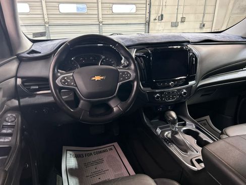 Used 2021 Chevrolet Traverse LT w/ LT Premium Package image 4