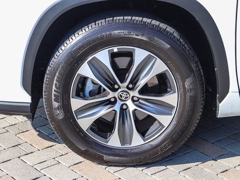 Certified 2025 Toyota Highlander XLE image 12