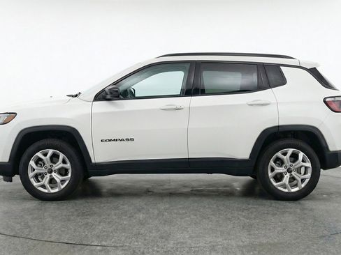 Used 2025 Jeep Compass Latitude AWD/4WD image 5