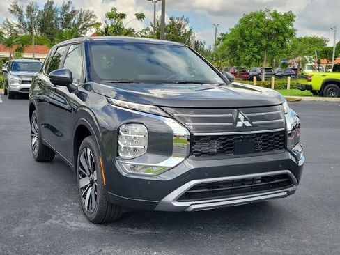 Used 2026 Mitsubishi Outlander SE FWD image 3