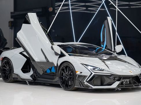 Used 2025 Lamborghini Revuelto image 9