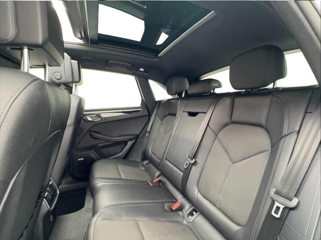 Used 2022 Porsche Macan AWD/4WD image 21