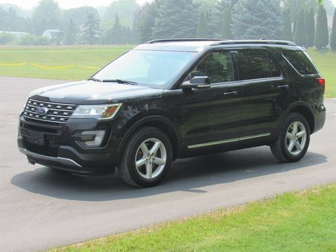 Used 2016 Ford Explorer XLT w/ Equipment Group 202A AWD/4WD image 5