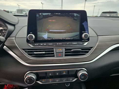 Used 2025 Nissan Altima 2.5 SV FWD image 17