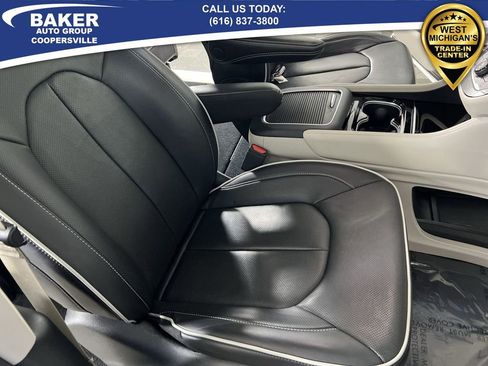 Used 2024 Chrysler Pacifica Limited image 29