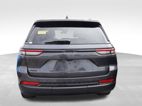 Used 2023 Jeep Grand Cherokee Altitude AWD/4WD image 13