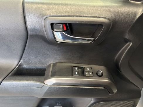 Used 2020 Toyota Tacoma TRD Sport image 21