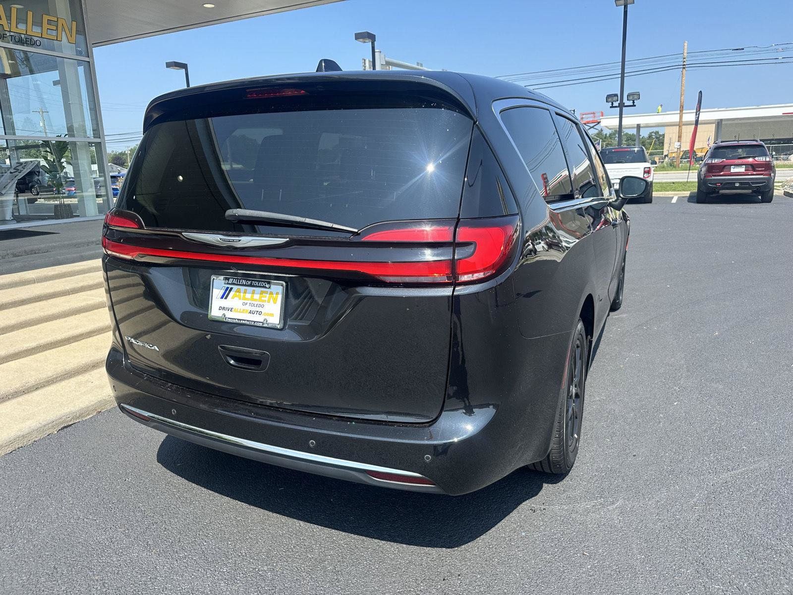 Used 2023 Chrysler Pacifica Touring-L FWD image 11