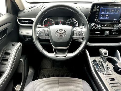 Used 2022 Toyota Highlander LE AWD/4WD image 20