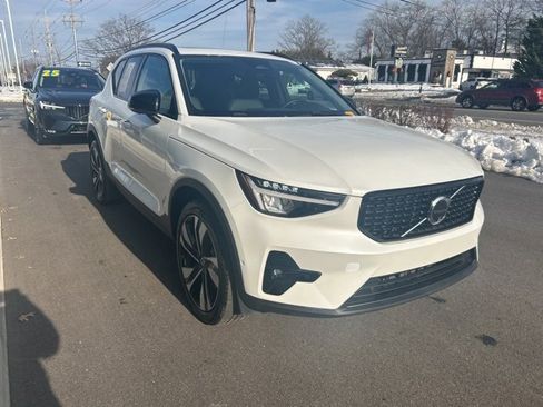 Certified 2025 Volvo XC40 B5 Plus image 6