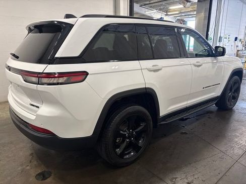 Used 2023 Jeep Grand Cherokee Limited w/ Luxury Tech Group II AWD/4WD image 5