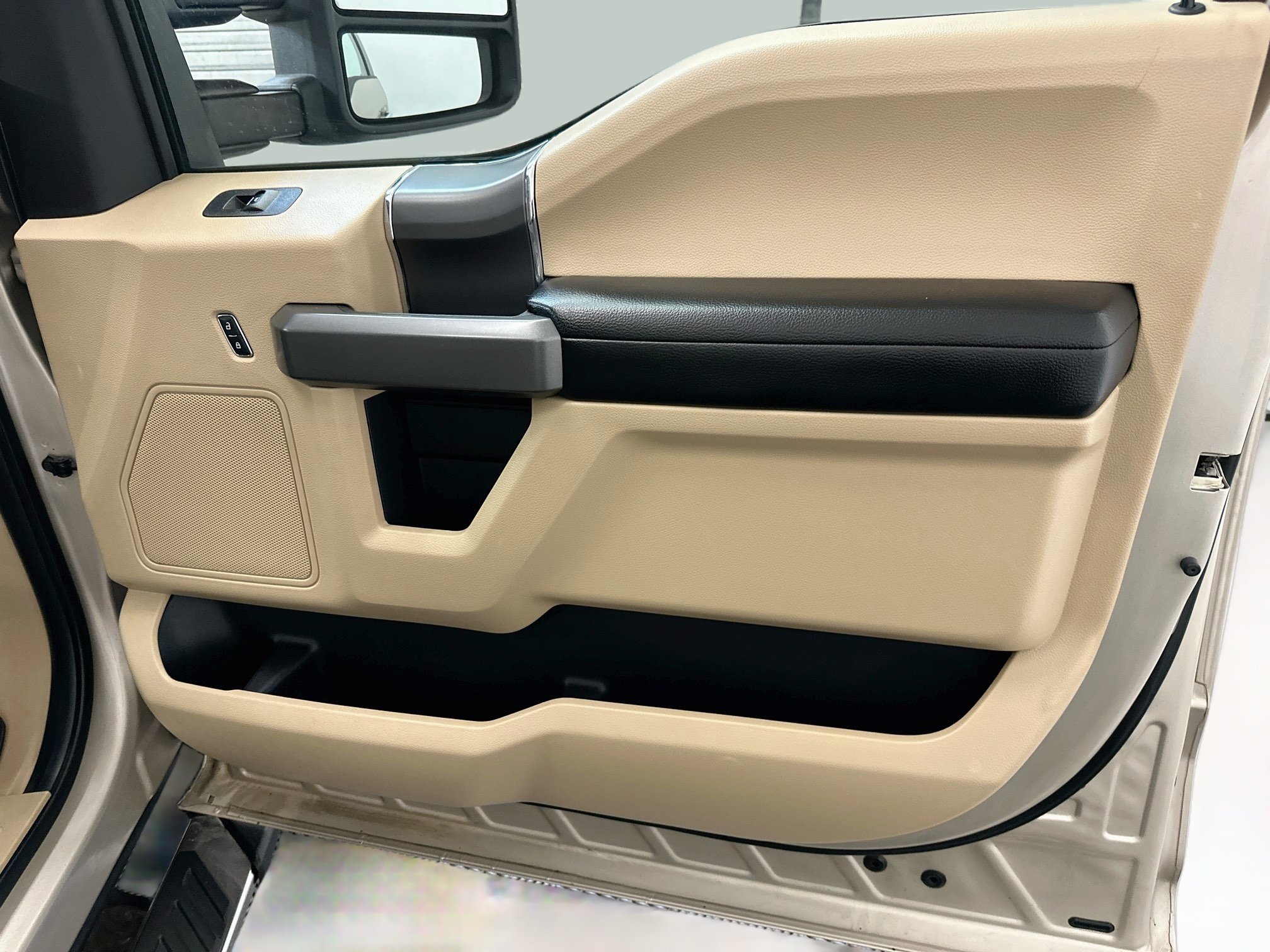 Used 2017 Ford F150 XLT w/ Equipment Group 302A Luxury AWD/4WD image 33