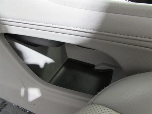 Used 2023 GMC Acadia SLT image 45