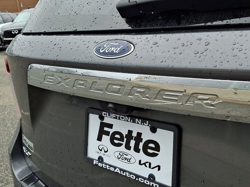 Certified 2023 Ford Explorer XLT image 4