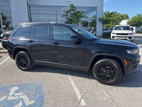 Used 2025 Jeep Grand Cherokee Altitude AWD/4WD image 32