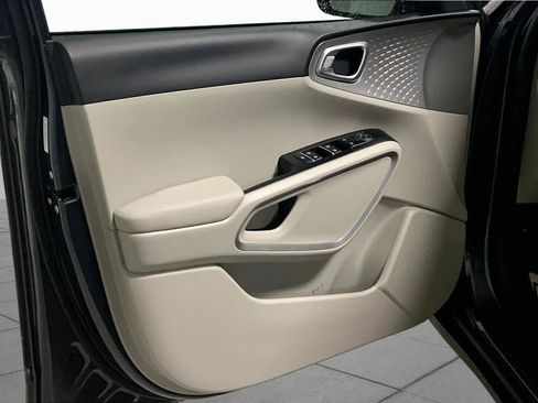 Used 2025 Kia Soul LX w/ LX Technology Package FWD image 21