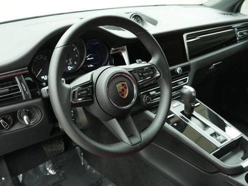Certified 2025 Porsche Macan AWD/4WD image 4