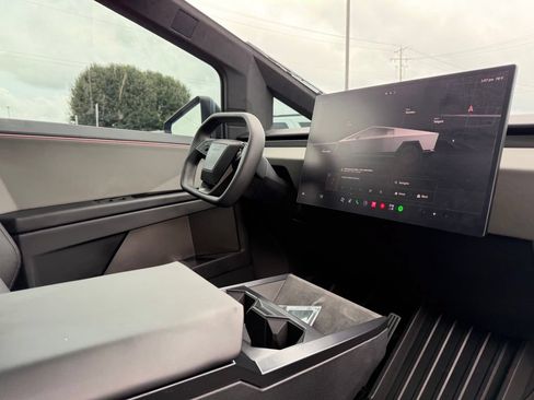 Used 2024 Tesla Cybertruck AWD Crew Cab image 28