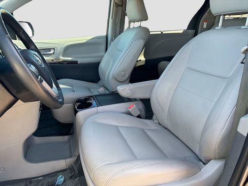 Used 2020 Toyota Sienna XLE w/ XLE Navigation Package FWD image 21