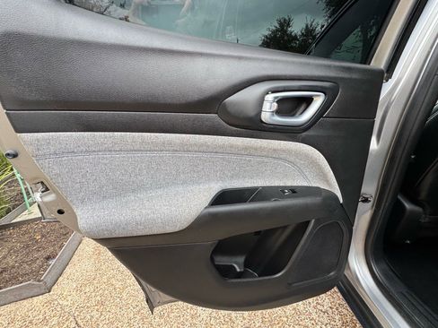 Used 2023 Jeep Compass Latitude image 29