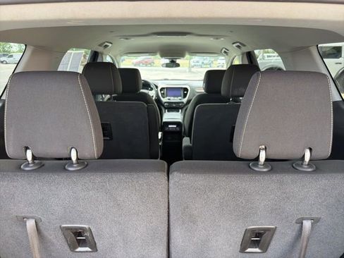 Used 2023 GMC Acadia SLE w/ Driver Convenience Package FWD image 19