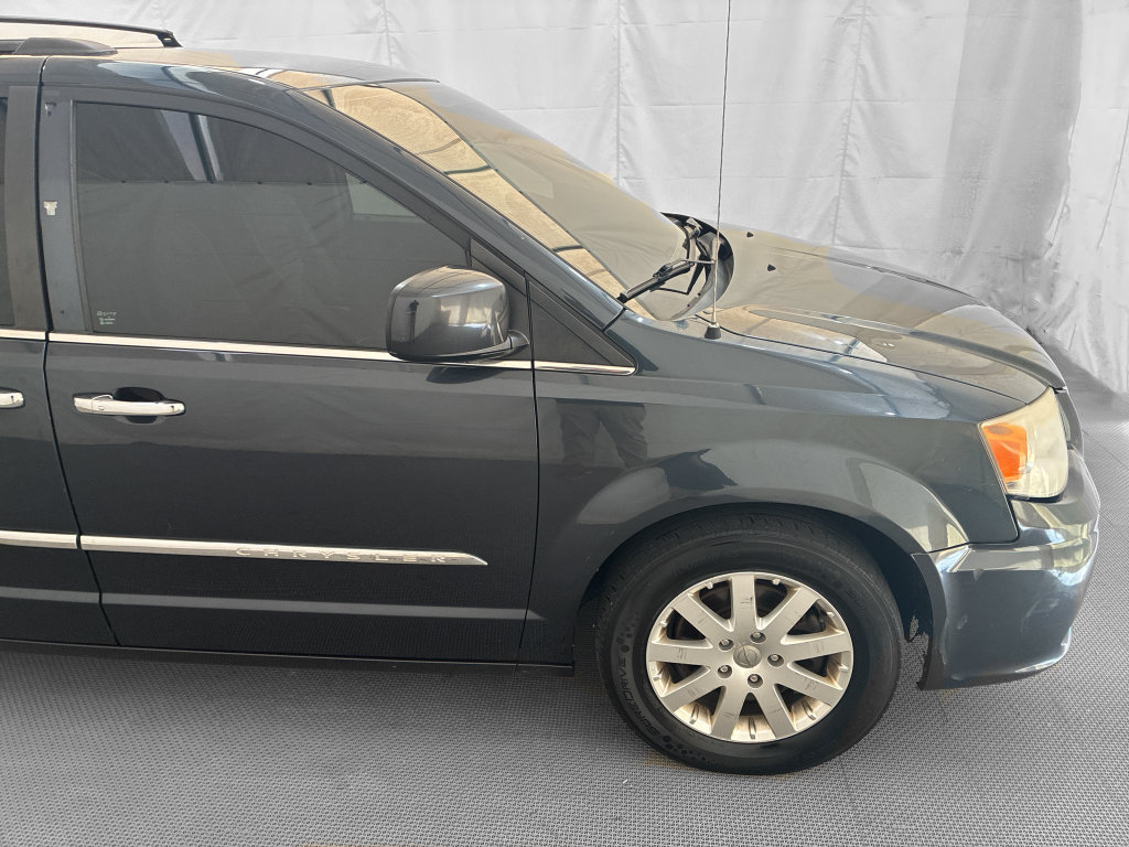 Used 2014 Chrysler Town & Country Touring w/ Driver Convenience Group FWD image 7