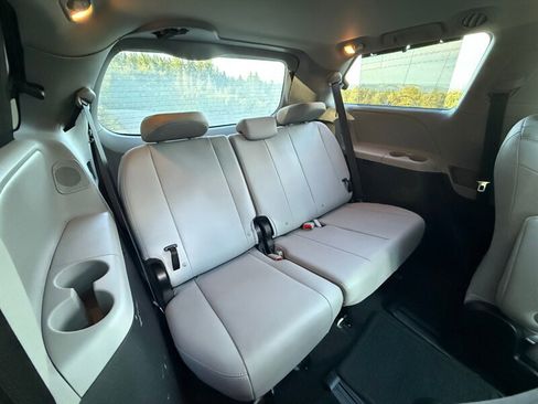 Used 2017 Toyota Sienna Limited image 14