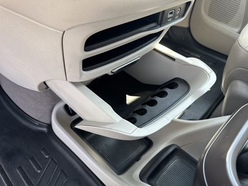 Used 2018 Chrysler Pacifica Touring-L w/ Advanced Safetytec Group image 11