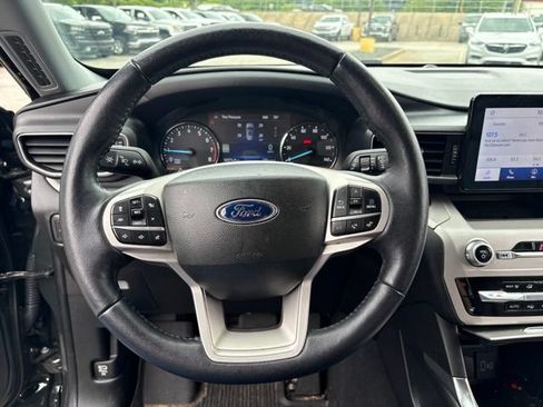 Certified 2022 Ford Explorer XLT w/ Equipment Group 202A RWD image 8