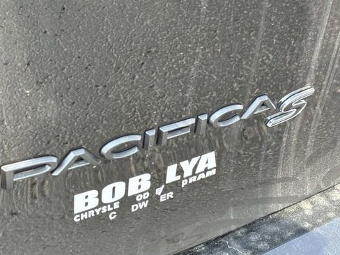 Used 2025 Chrysler Pacifica Limited FWD image 40