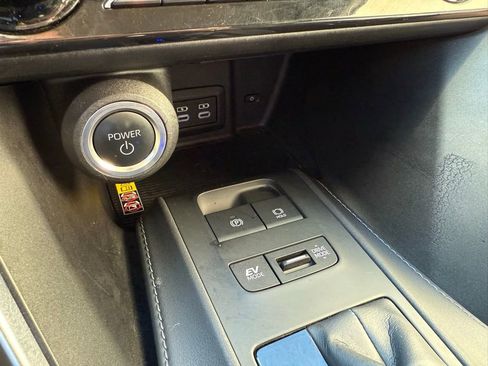 Used 2024 Toyota Venza LE image 16